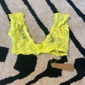 NWT! SKIMS Stretch Lace Intimates Plunge Bralette